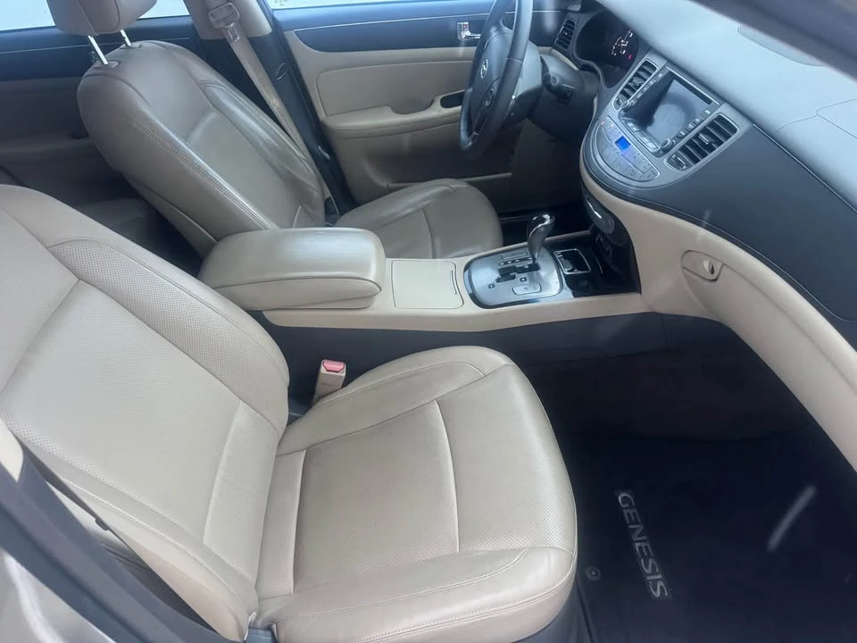 2010 Hyundai Genesis - Image 8 of 16
