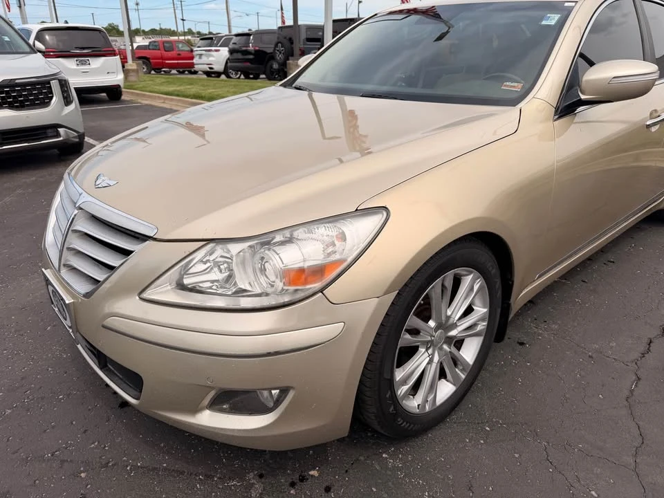 2010 Hyundai Genesis - Image 2 of 10