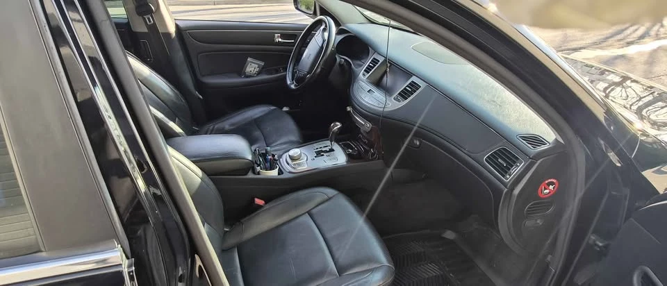 2010 Hyundai Genesis - Image 14 of 17