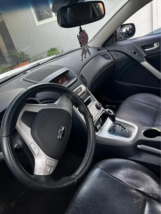 2010 Genesis - Image 4 of 11