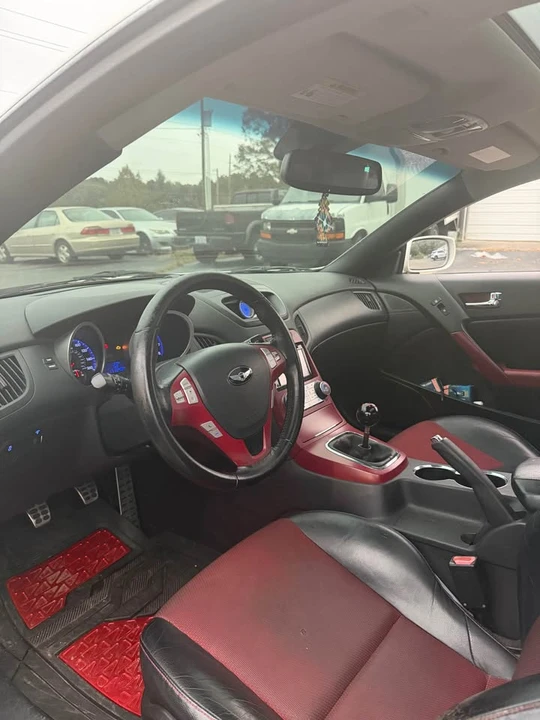 2010 Genesis - Image 4 of 5
