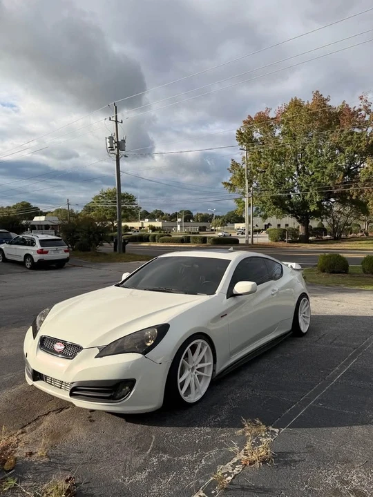 2010 Hyundai Genesis Coupe - Image 2 of 4