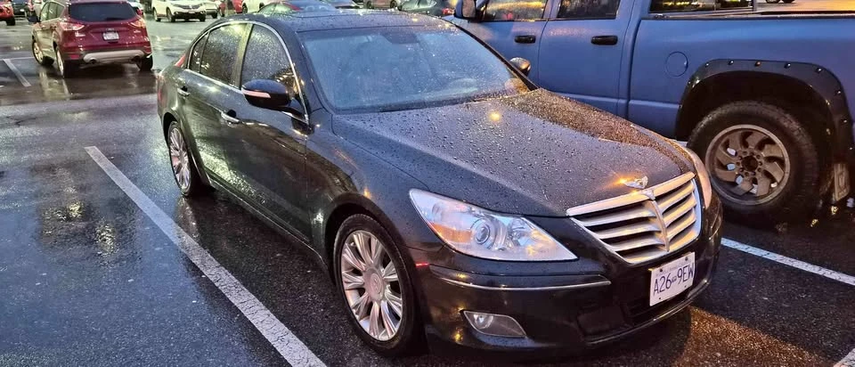 2010 Hyundai Genesis - Image 2 of 11