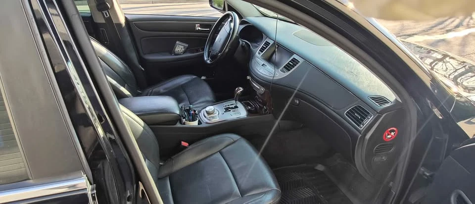 2010 Hyundai Genesis - Image 10 of 11