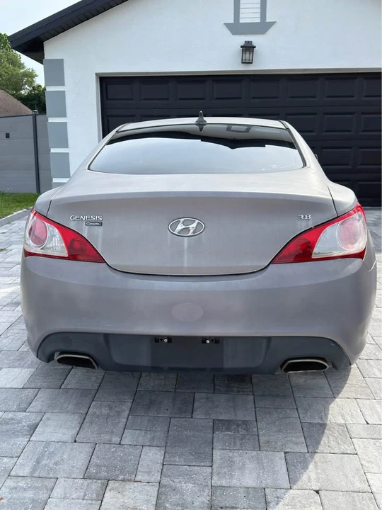 2010 Genesis - Image 4 of 10