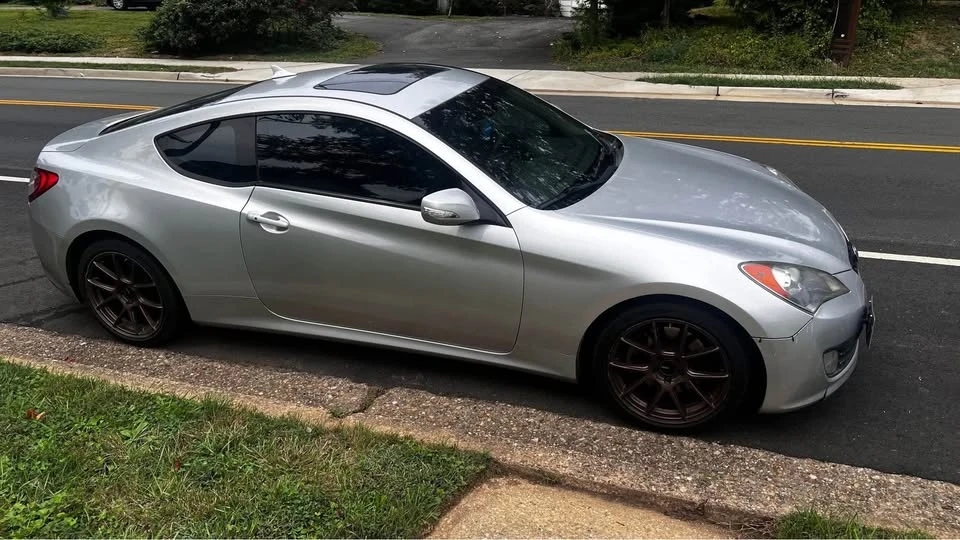 2010 Genesis - Image 6 of 6