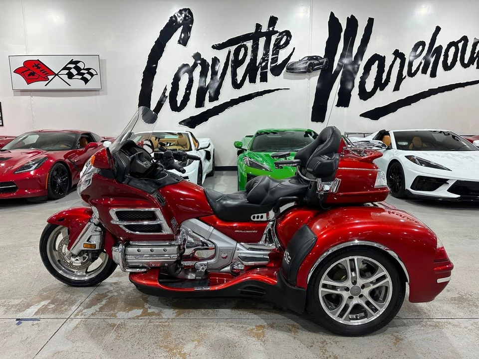 2010 Honda Gold Wing - Image 2 of 21