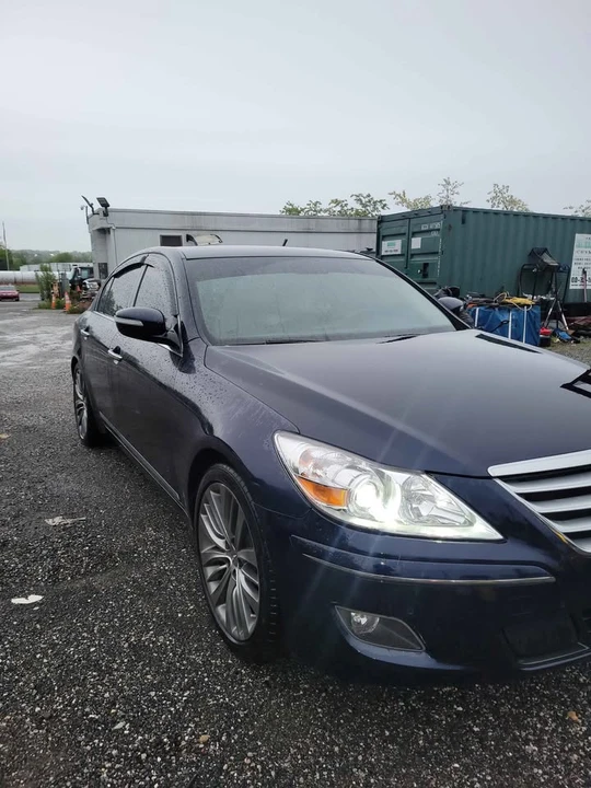 2010 Hyundai Genesis - Image 4 of 8