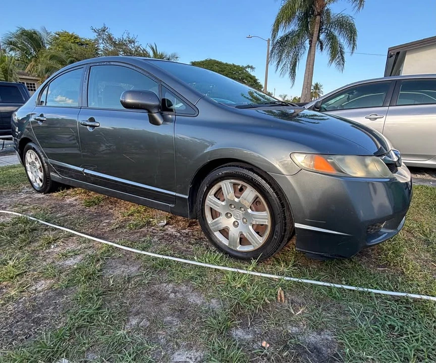 2010 Honda Civic 8th Gen - Image 2 of 6