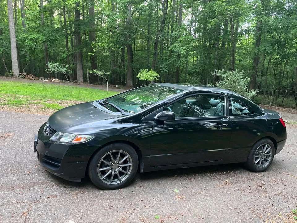 2010 Honda Civic 8th Gen - Image 2 of 12