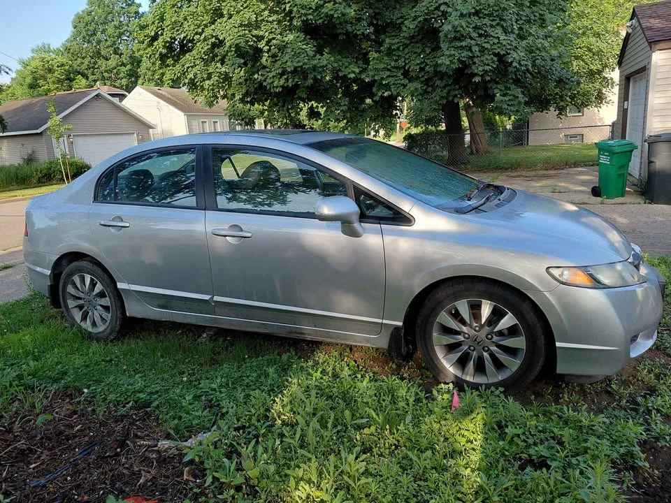 2010 Honda Civic 8th Gen - Image 2 of 7