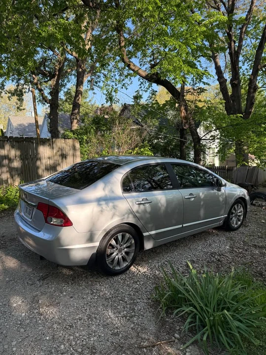 2010 Honda Civic 8th Gen - Image 2 of 4