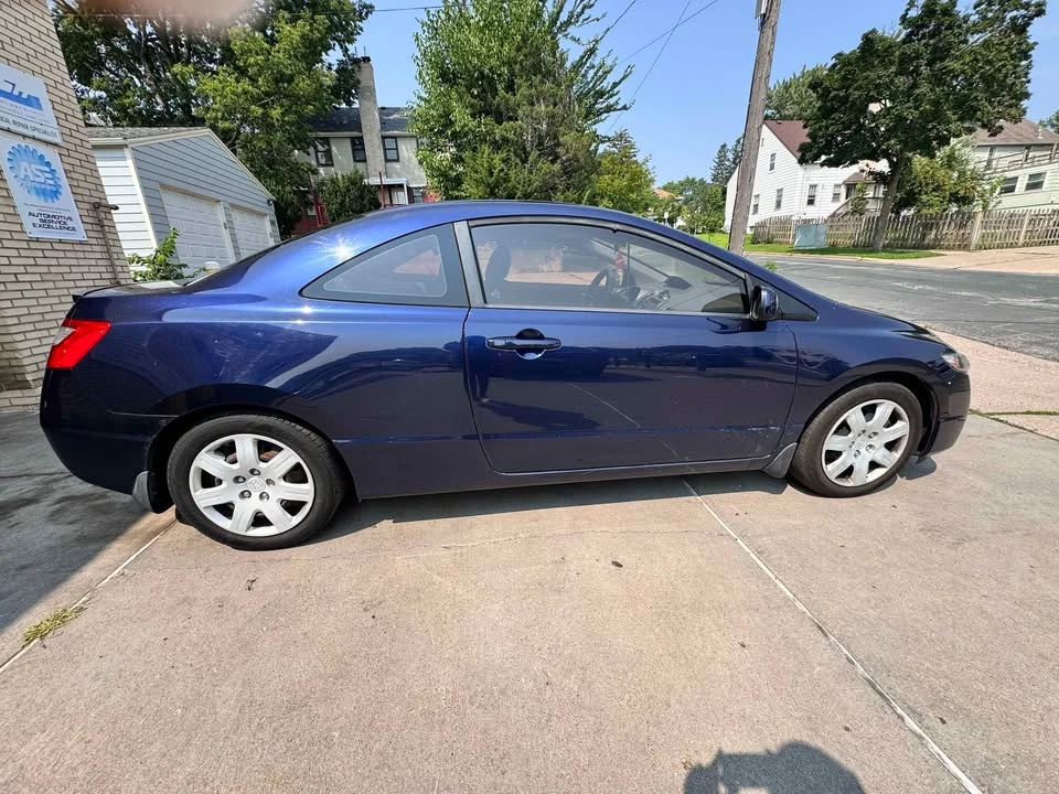 2010 Honda Civic 8th Gen - Image 2 of 6