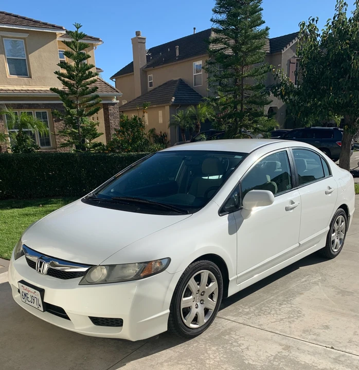 2010 Honda Civic 8th Gen - Image 2 of 15