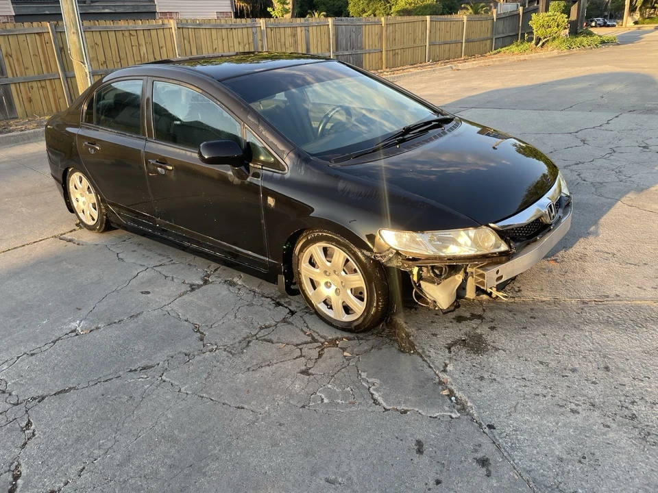 2010 Honda Civic 8th Gen - Image 2 of 7