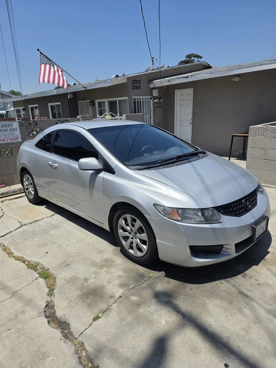 2010 Honda Civic 8th Gen - Image 2 of 5