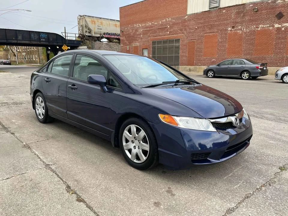 2010 Honda Civic 8th Gen - Image 2 of 9