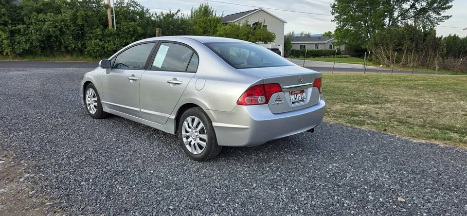 2010 Honda Civic 8th Gen - Image 2 of 14