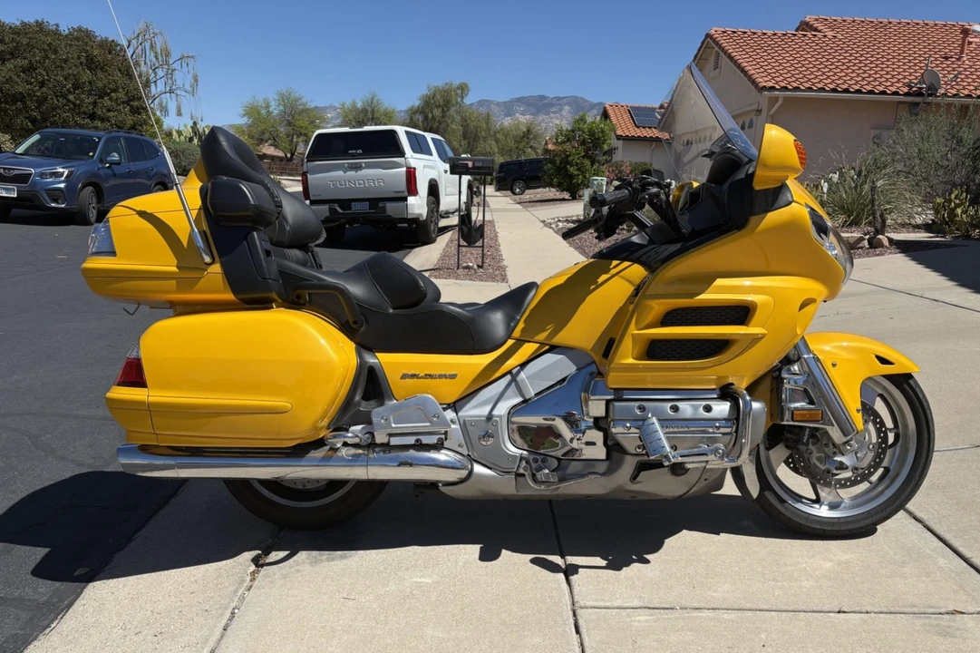2010 Honda Gold Wing - Image 3 of 7