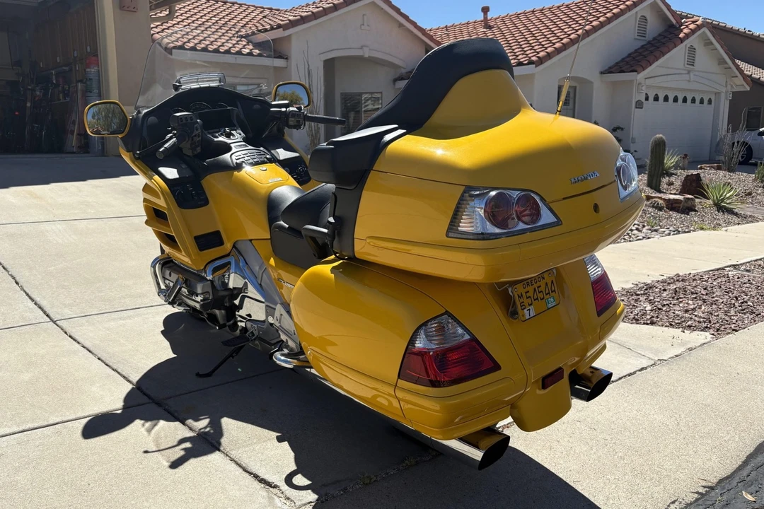 2010 Honda Gold Wing - Image 2 of 7