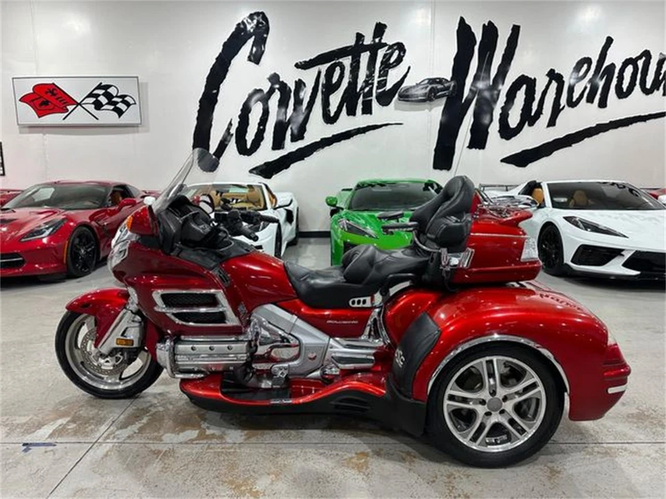 2010 Honda Gold Wing - Image 2 of 24
