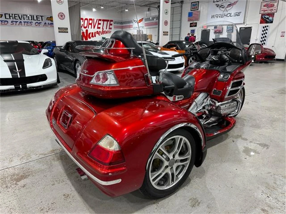 2010 Honda Gold Wing - Image 3 of 24