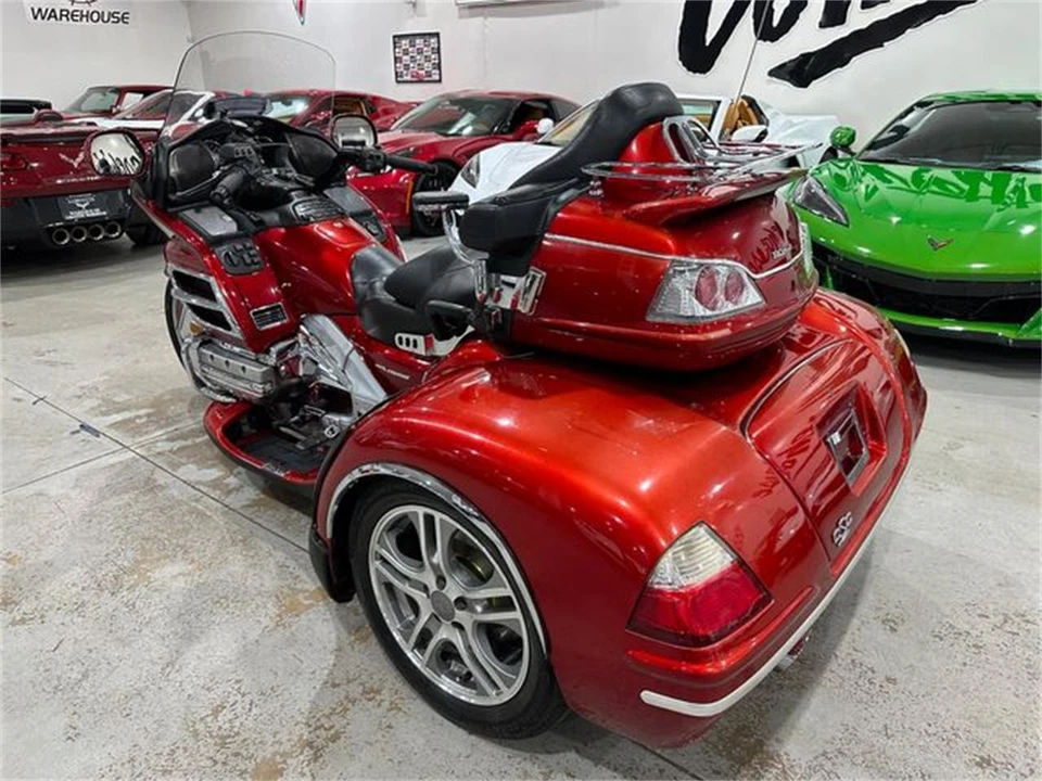 2010 Honda Gold Wing - Image 13 of 24