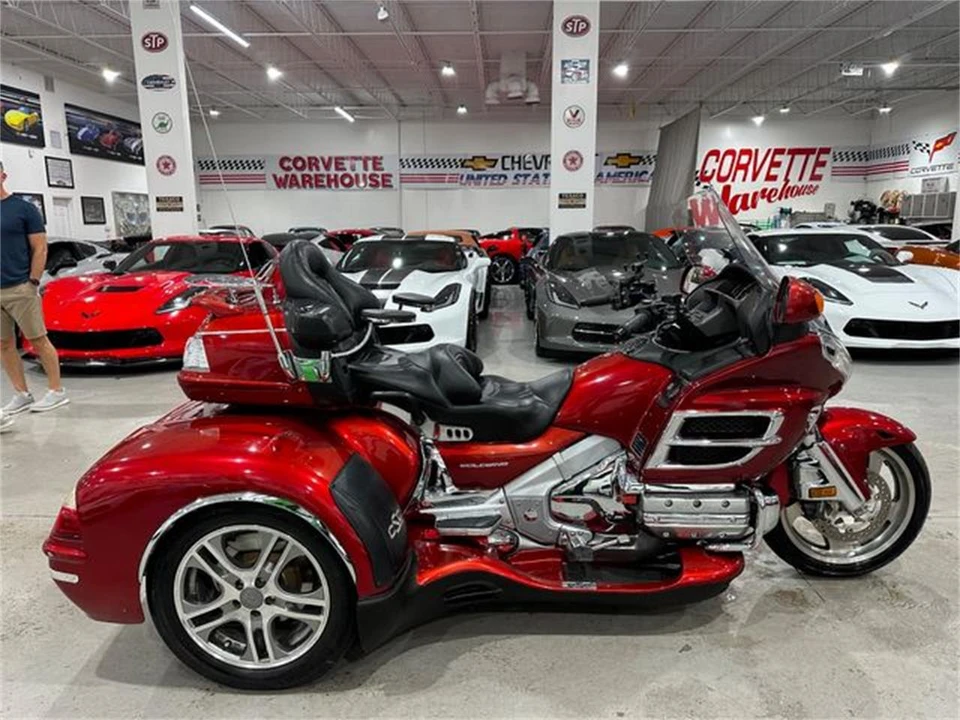 2010 Honda Gold Wing - Image 6 of 24