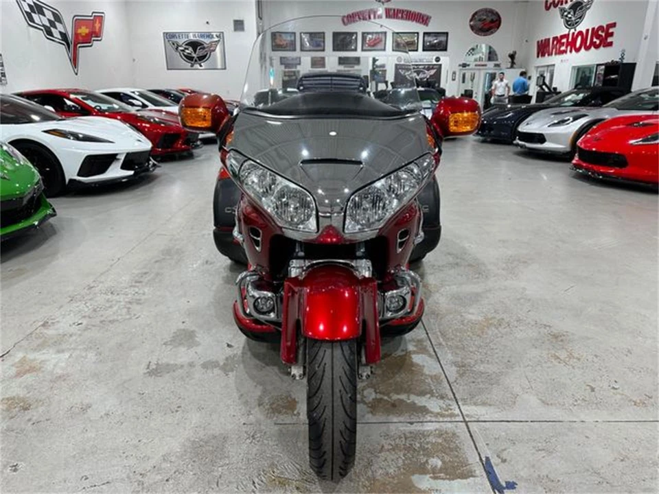 2010 Honda Gold Wing - Image 10 of 24
