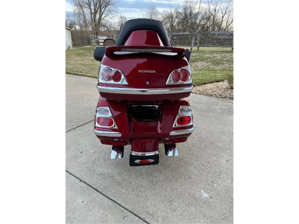 2010 Honda Gold Wing - Image 3 of 13