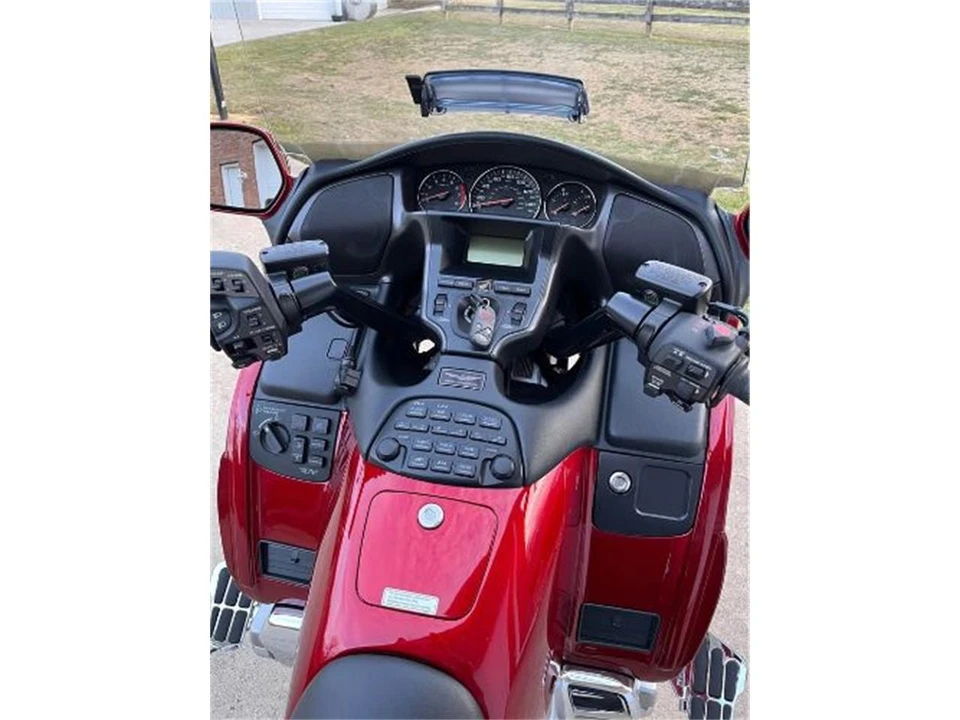 2010 Honda Gold Wing - Image 8 of 13