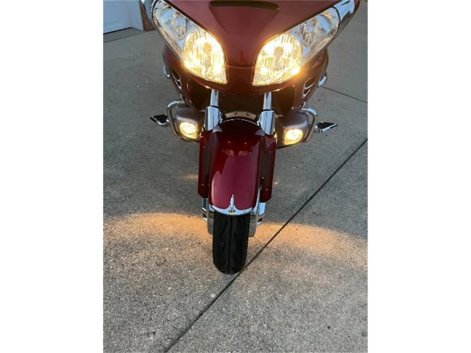 2010 Honda Gold Wing - Image 5 of 13