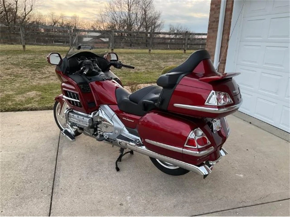 2010 Honda Gold Wing - Image 10 of 13