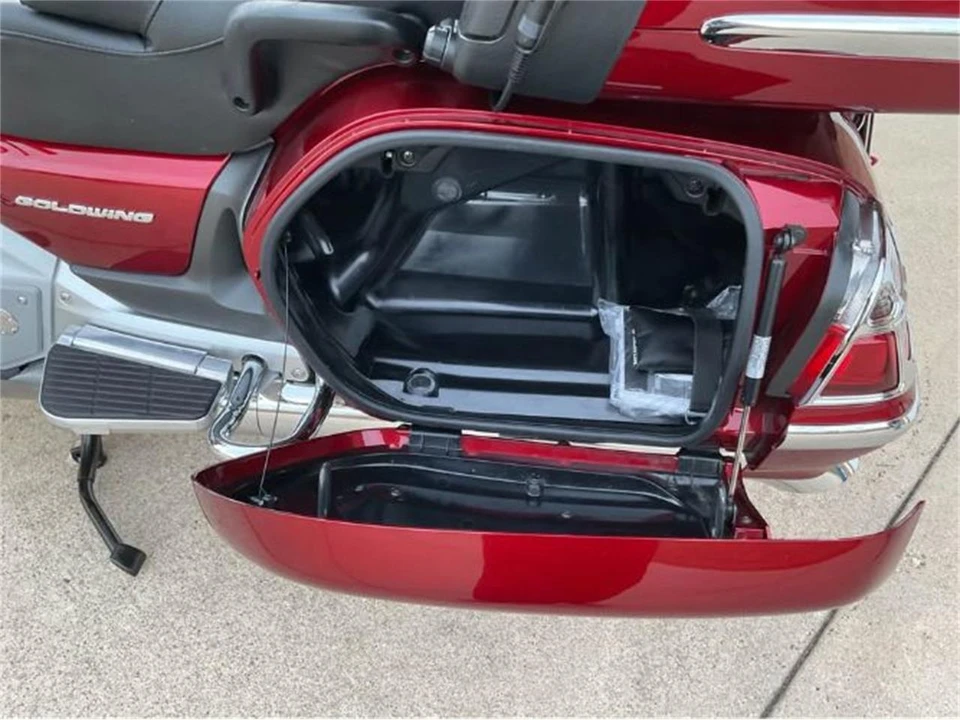 2010 Honda Gold Wing - Image 6 of 13