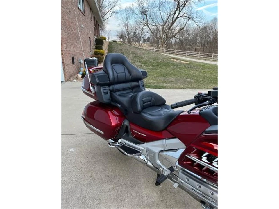 2010 Honda Gold Wing - Image 11 of 13