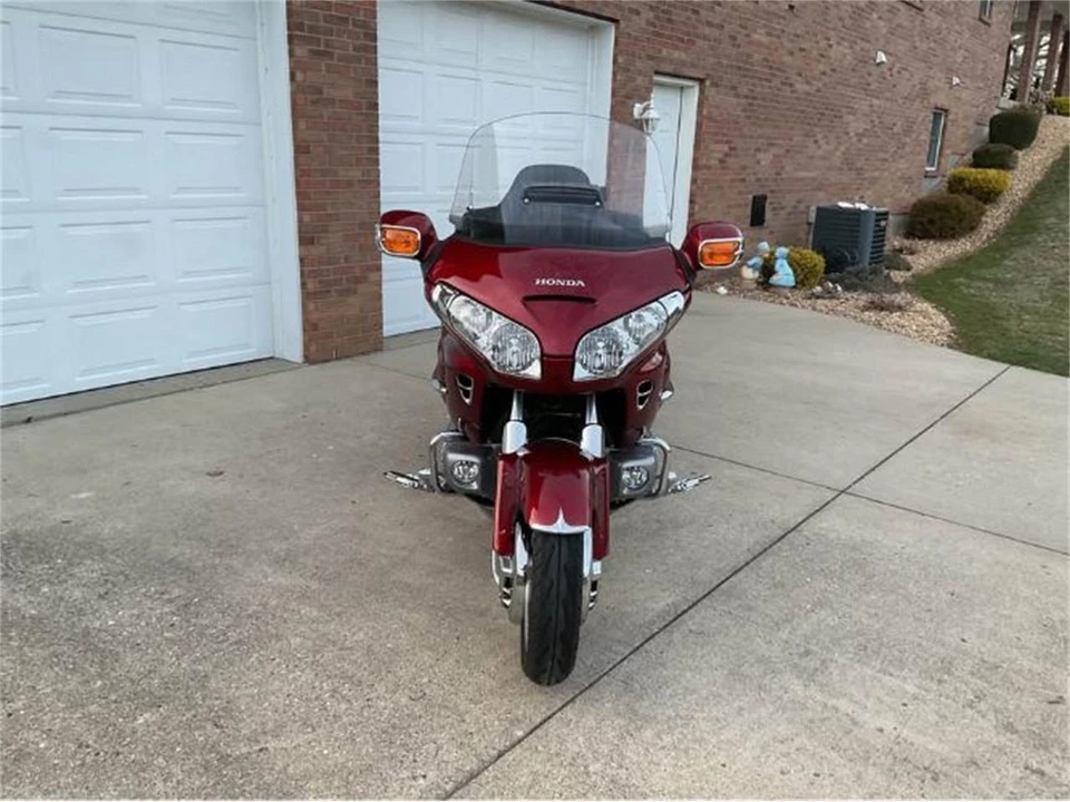 2010 Honda Gold Wing - Image 12 of 13