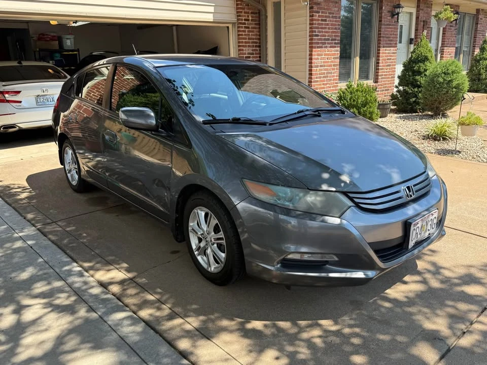 2010 Honda Insight 2nd Gen - Image 2 of 9