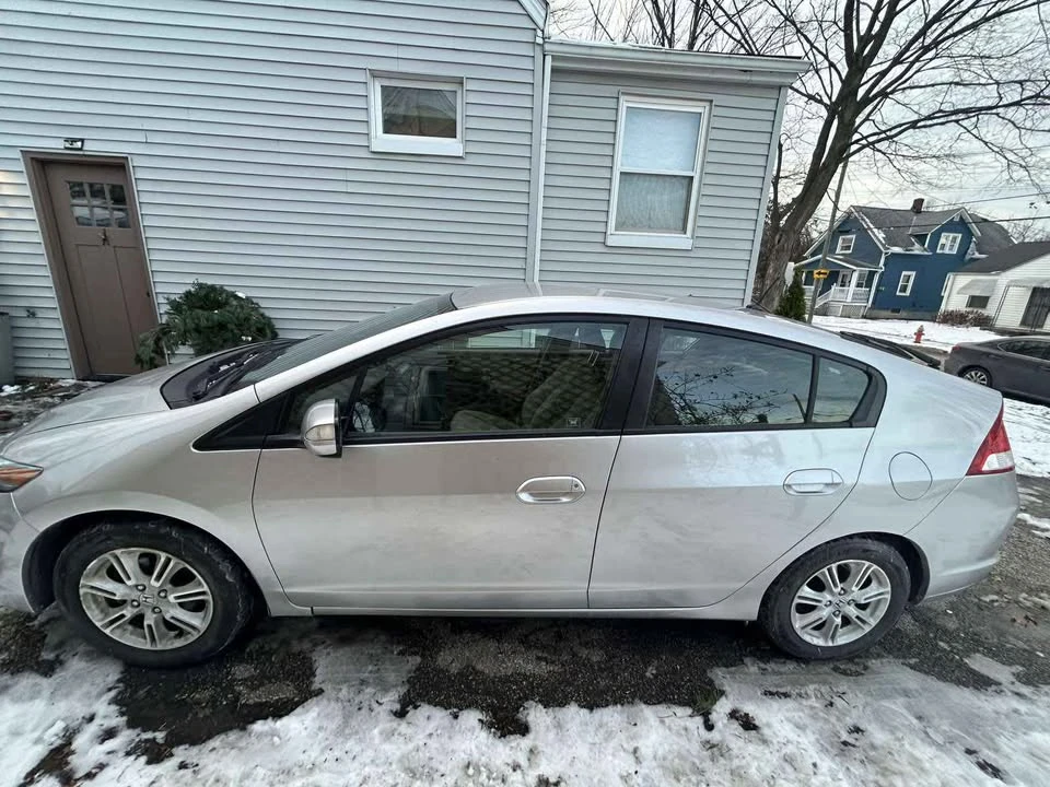 2010 Honda Insight 2nd Gen - Image 2 of 10