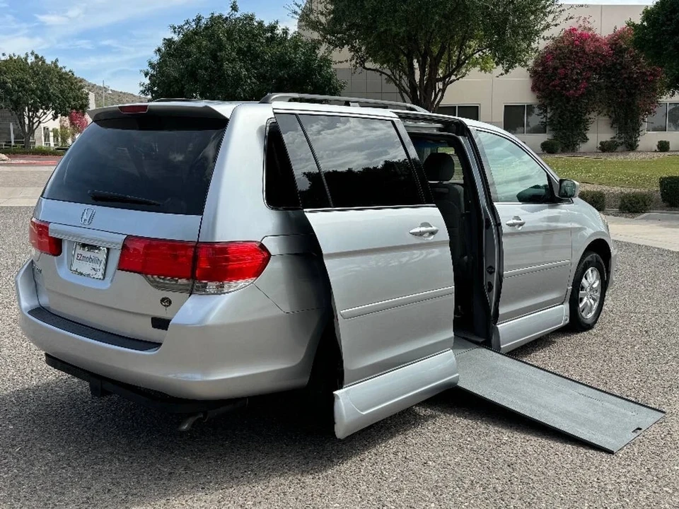2010 Honda Odyssey - Image 2 of 15