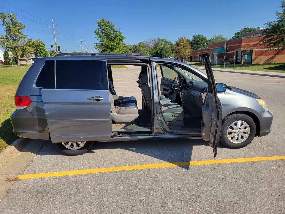 2010 Honda Odyssey - Image 2 of 14