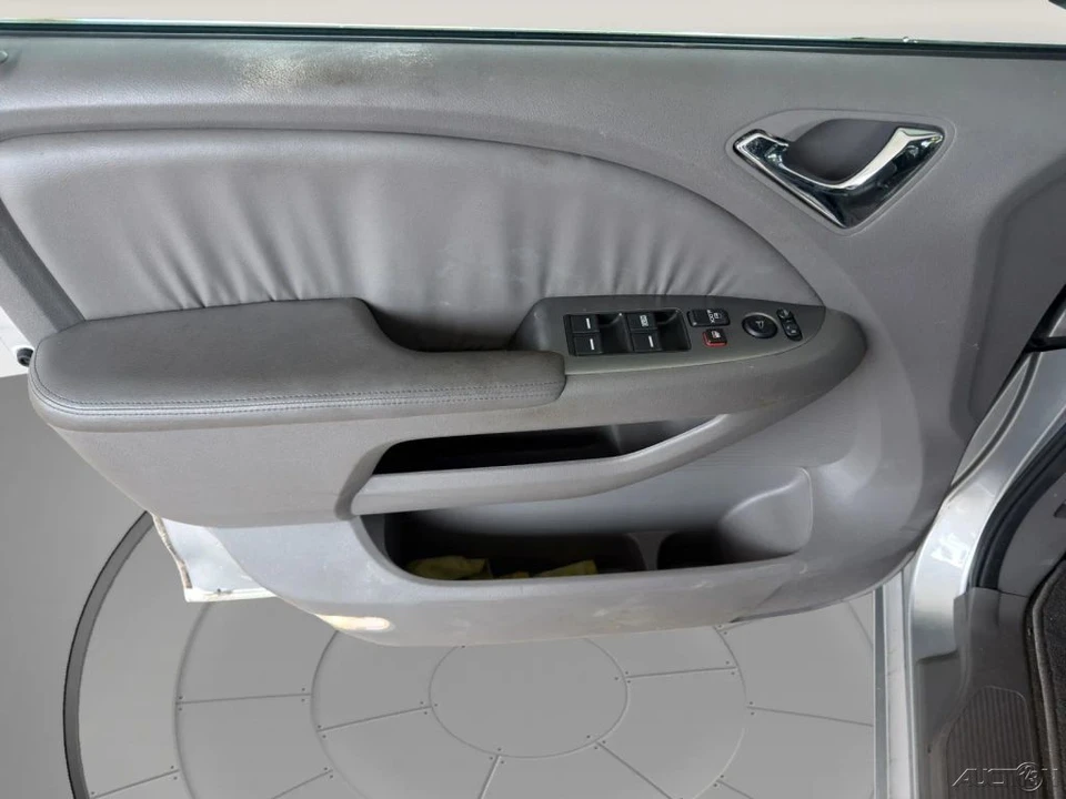 2010 Honda Odyssey - Image 13 of 21