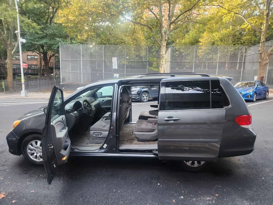 2010 Honda Odyssey - Image 10 of 17