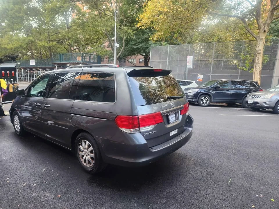 2010 Honda Odyssey - Image 2 of 17