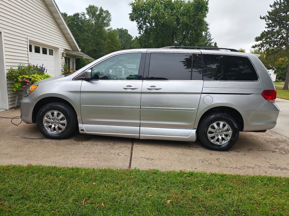 2010 Honda Odyssey - Image 3 of 21
