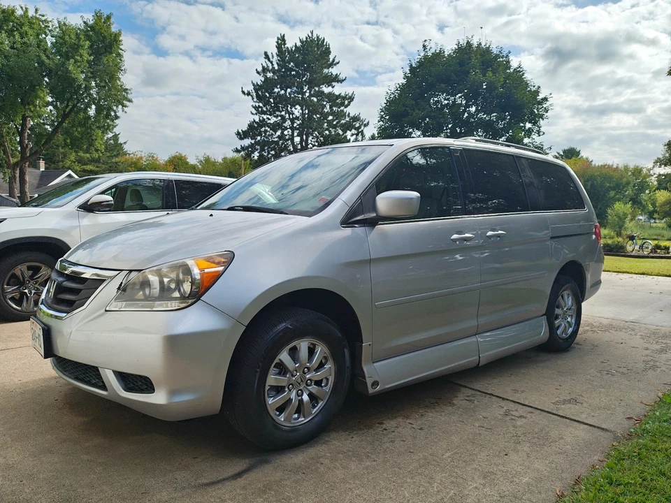 2010 Honda Odyssey - Image 2 of 21