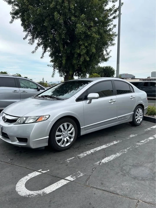 2010 Honda Civic 8th Gen - Image 2 of 8