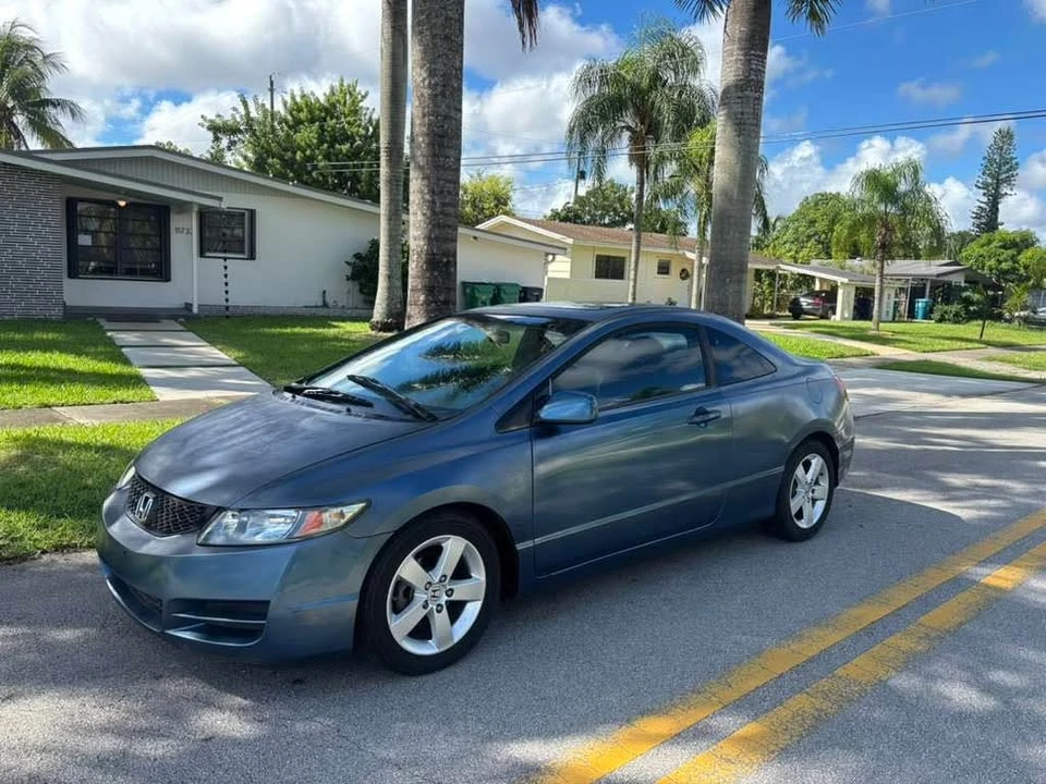 2010 Honda Civic 8th Gen - Image 2 of 8