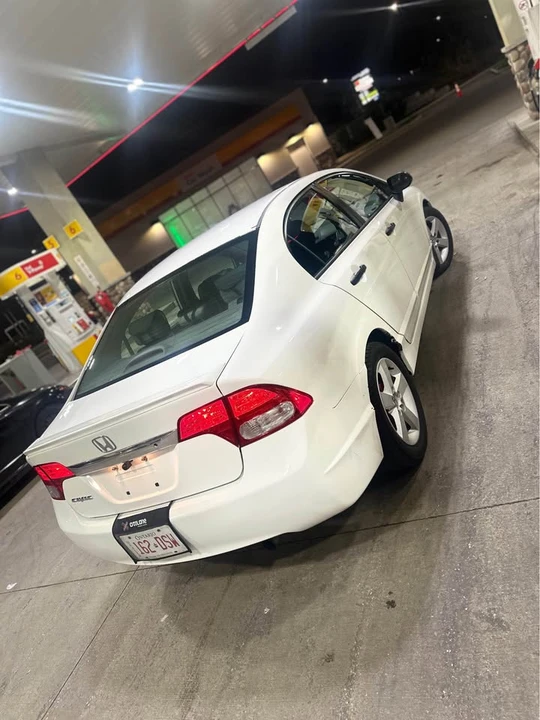 2010 Honda Civic 8th Gen - Image 2 of 8