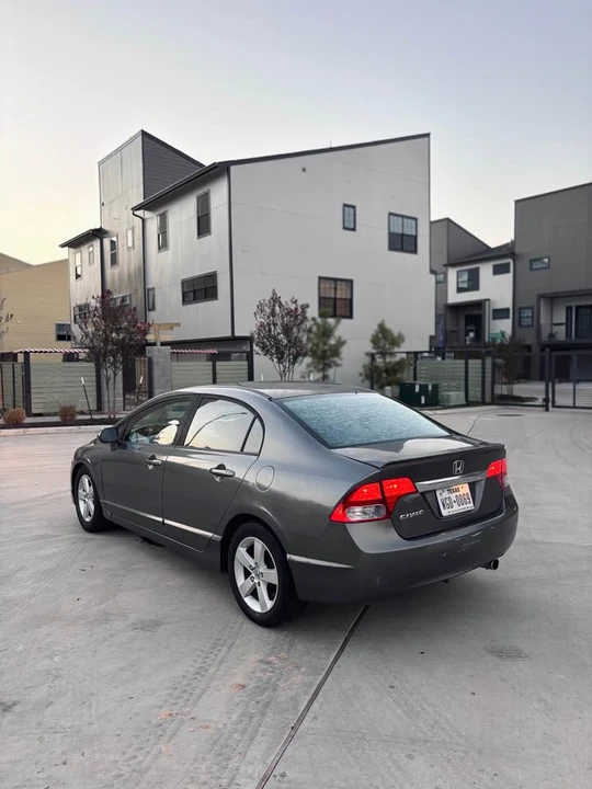 2010 Honda Civic 8th Gen - Image 3 of 11