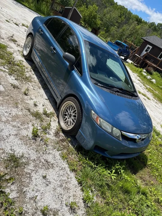 2010 Honda Civic 8th Gen - Image 2 of 5